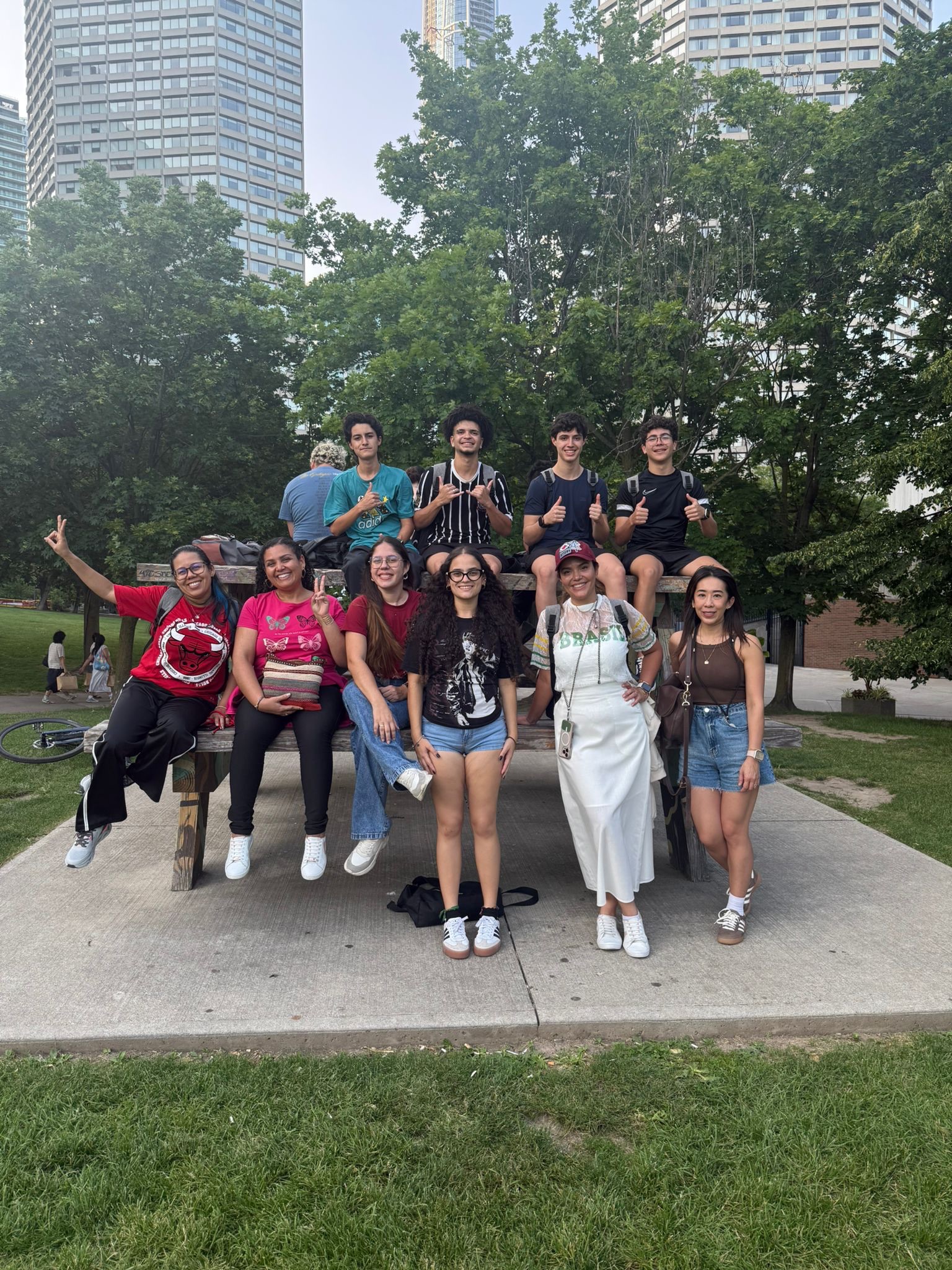 Grupo NEW Intercambio em um parque de Toronto, com a cidade ao fundo