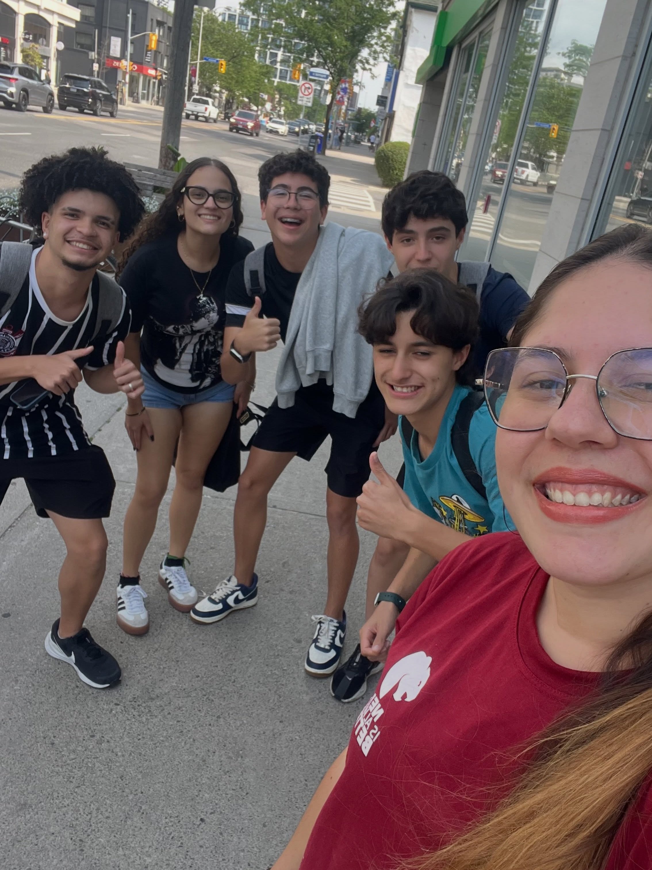 Grupo NEW Intercambio caminhando por Toronto