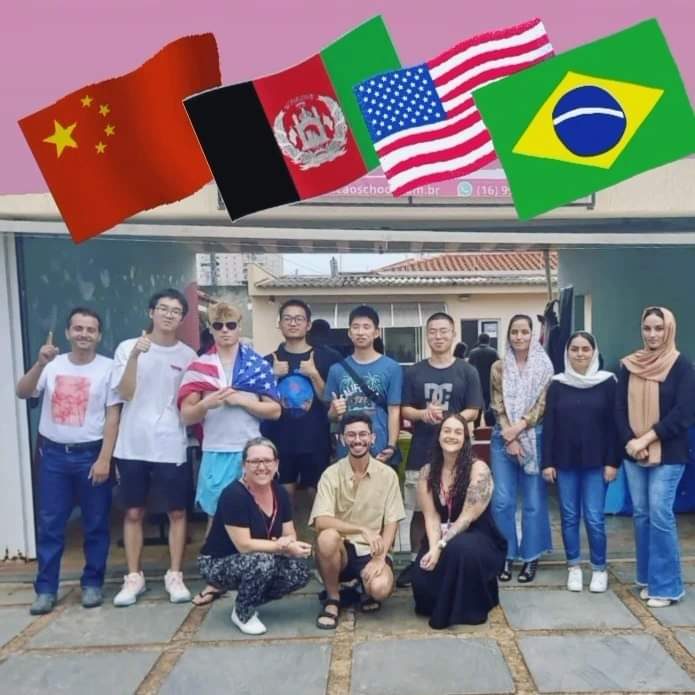Alunos e professores na frente da Interação School, em Araraquara
